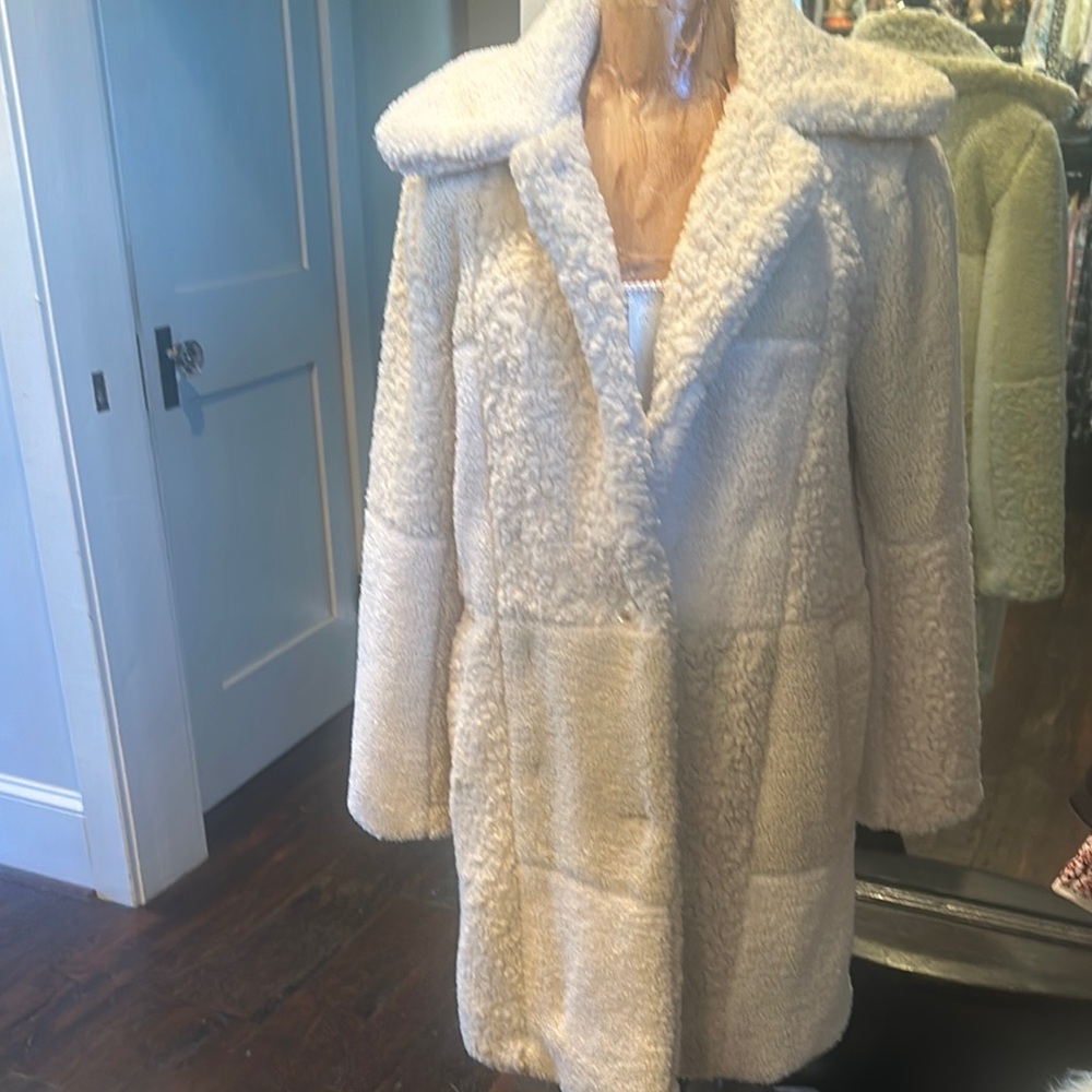 dh NEW YORK Cream Teddy Jacket with Plush Material and Fluffy Collar